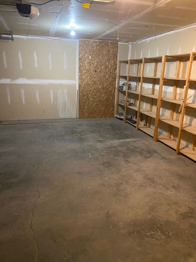 Building Photo - 3 BEDROOM | 2 BATH | DOUBLE GARAGE | WEST
