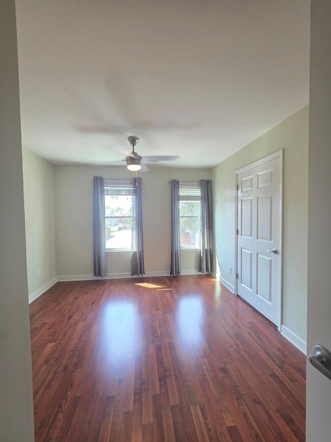 Building Photo - 1090 River Isle Dr