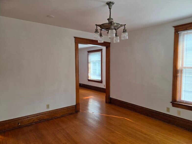 Room 1 - 505 8th Ave SE