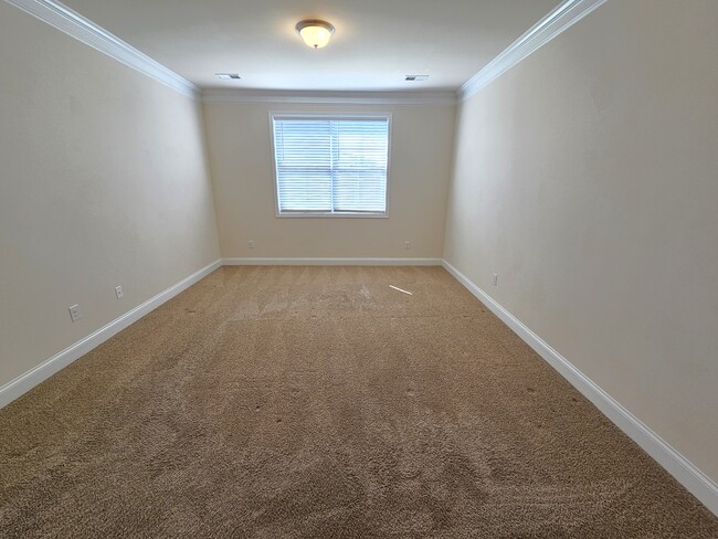 Building Photo - 558 Castleby Dr