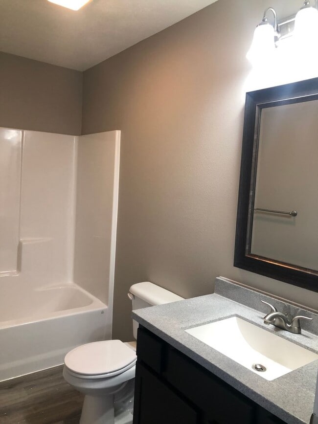 Building Photo - 3BR Townhouse near Holiday Hills