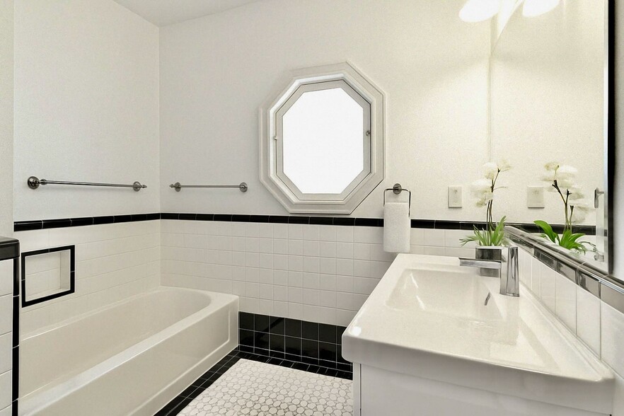 Large Bathroom - 217 Poinsettia S Pl