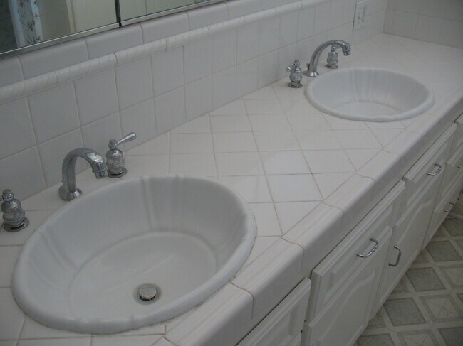 Two elegant high quality bathroom sinks - 3121 W Wyoming Ave
