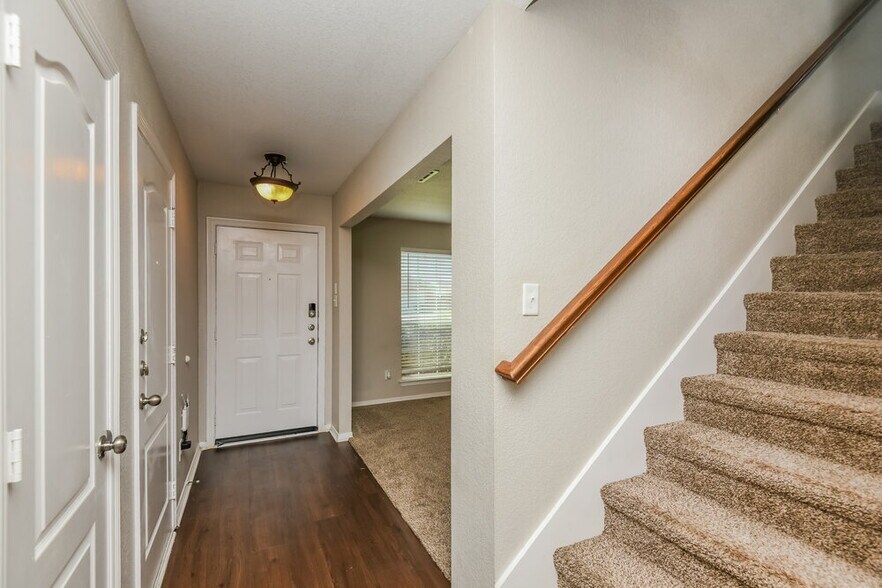 Building Photo - 425 NE Murphy Rd