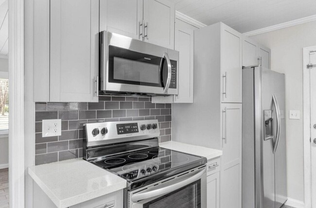Building Photo - 9119 Amherst Dr