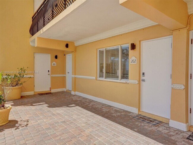 Building Photo - 1815 N Surf Rd