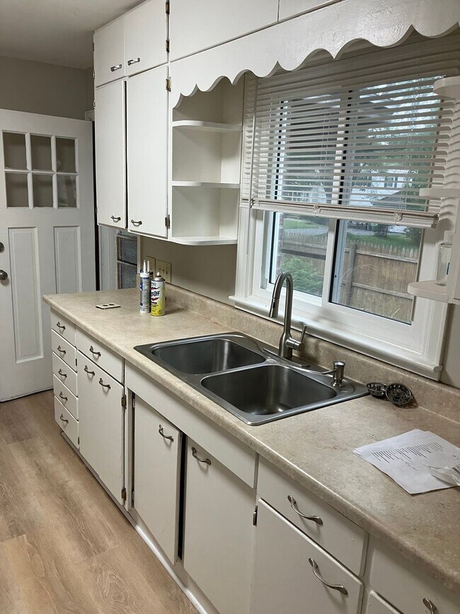 Building Photo - Spacious 5 bed, 2 bath classic brick home ...