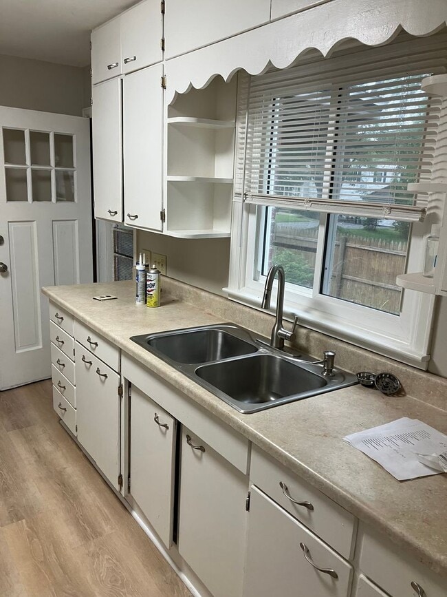 Building Photo - Spacious 5 bed, 2 bath classic brick home