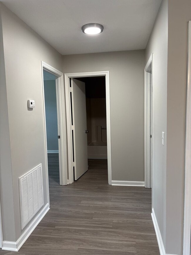 Building Photo - Freshly Renovated Duplex in Manchester!