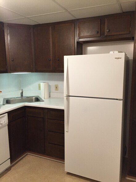 Kitchen - 300 S Side Dr