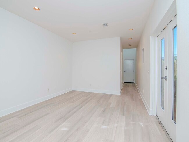 Building Photo - 213 S Moody Ave