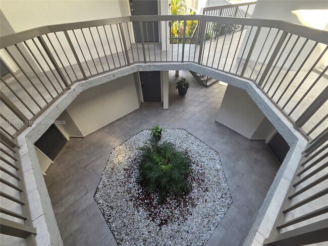 Building Photo - 9433 Fontainebleau Blvd