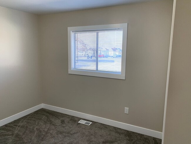 Building Photo - Updated 4 Bed Home with Large Yard