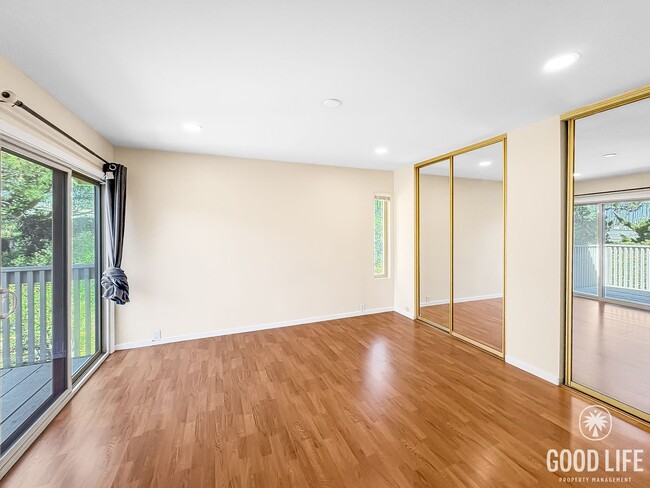 Building Photo - Peaceful and Spacious 3B/3BA condo with La...