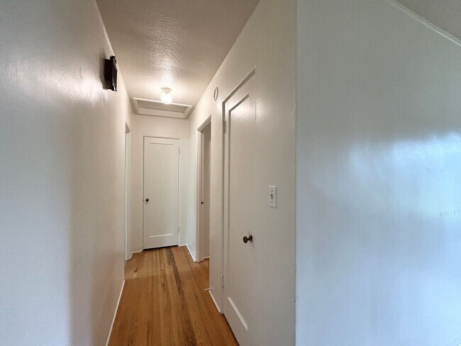 Building Photo - One Bed, One Bath, Vintage Charmer!