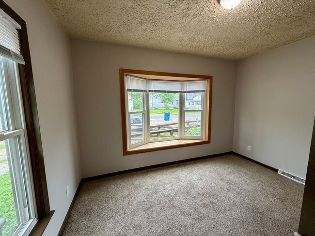 Building Photo - 2 Bed 1 Bath with a 2 Room Loft - Section ...