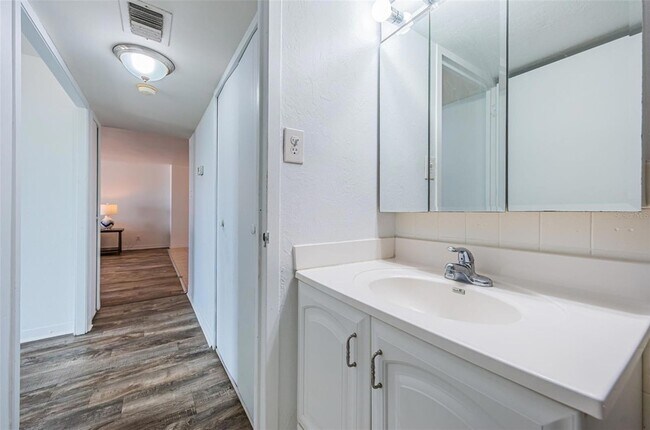 Building Photo - 10355 Paradise Blvd