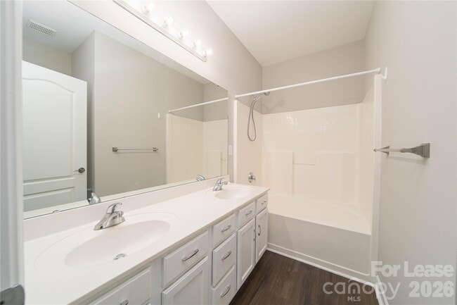 Building Photo - 108 S Square Row