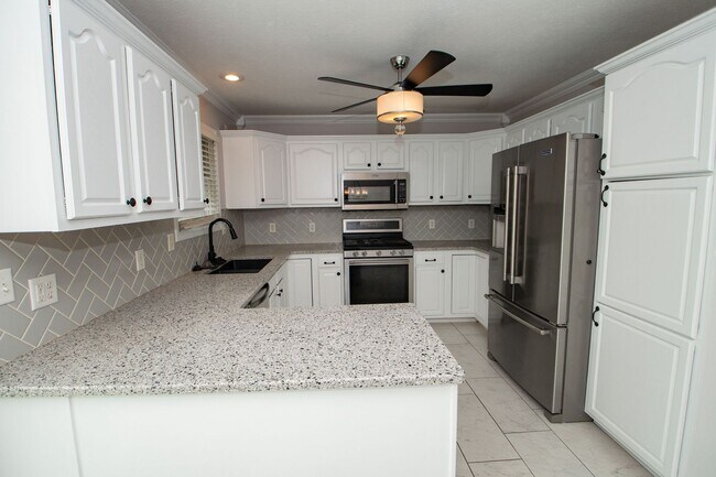 Building Photo - 4 Bedroom home in Granger, IN!