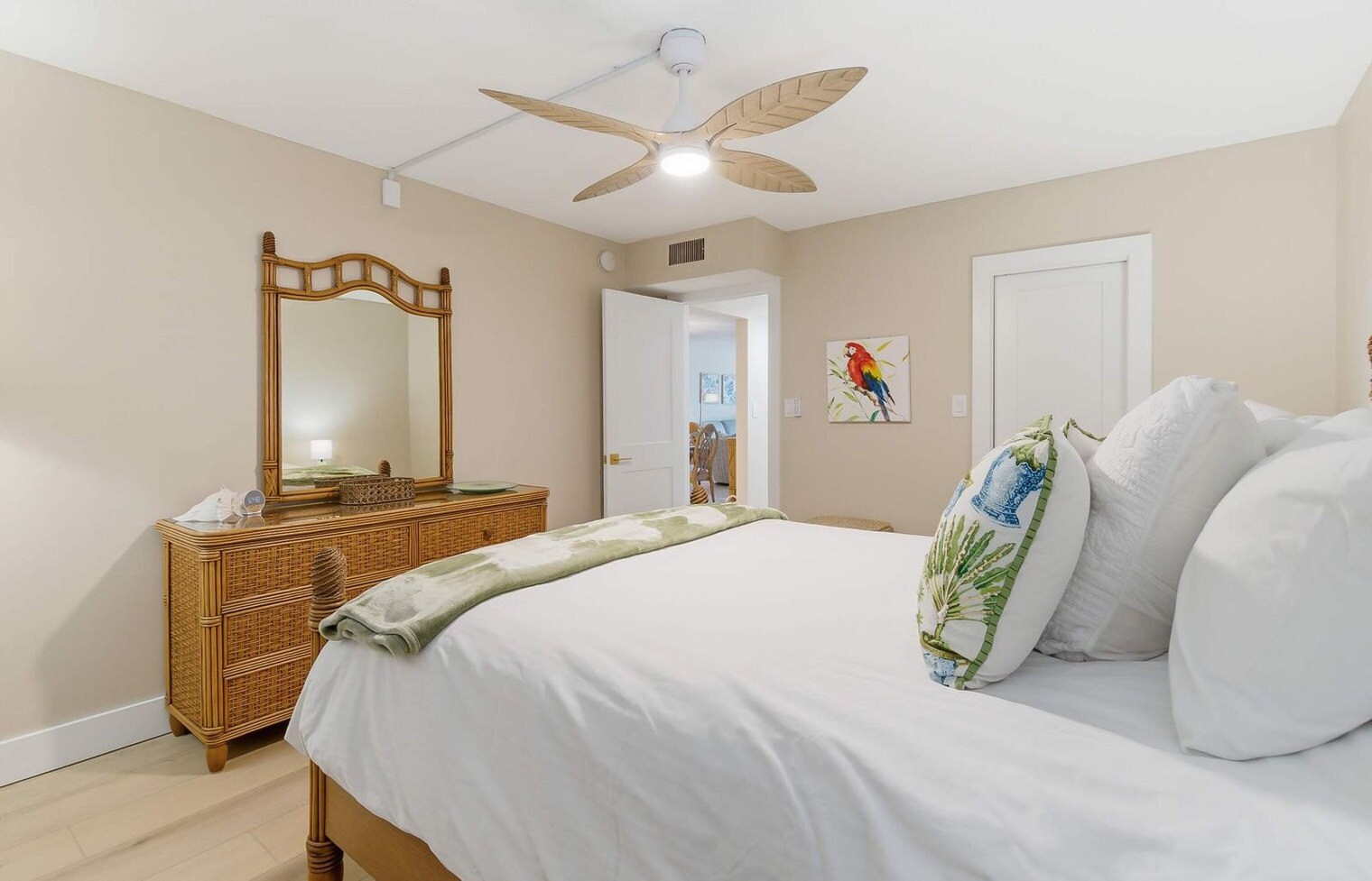 Building Photo - 853-899-899 Beach Rd