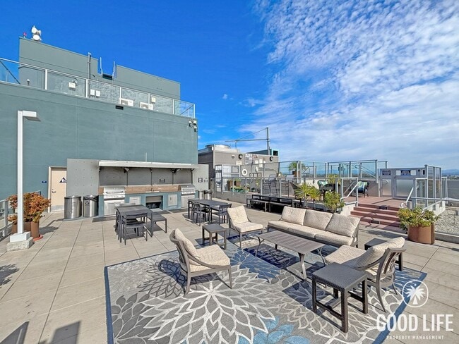 Building Photo - Gorgeous Studio W/ W/D, A/C, Balcony, Rooftop Deck, Gym, Jacuzzi with City views!!
