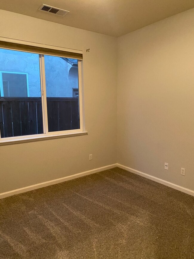 Building Photo - Great Turlock Location