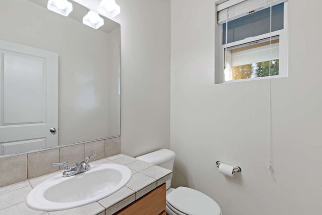 Building Photo - Enjoy this immaculate home in a park-like setting showcasing the beauty of the Issaquah Highland ...