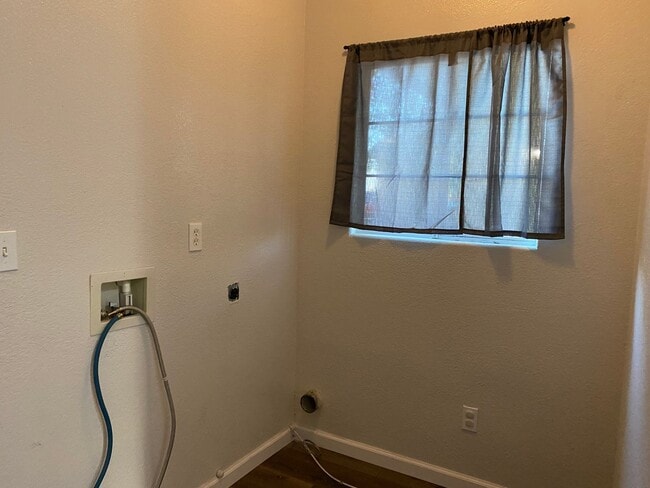 Building Photo - Large 4 bedroom 2 bath home FOR RENT!
