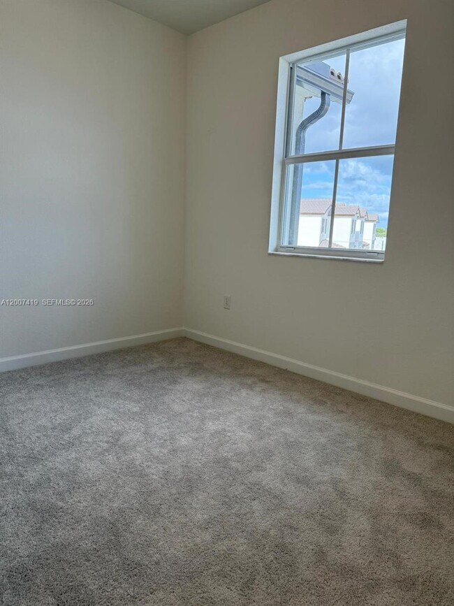 Building Photo - 2573 SE 25th Ter