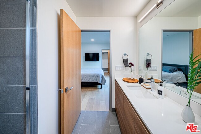 Building Photo - 6142 1/2 Lexington Ave