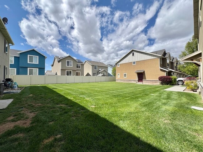 Building Photo - Modern 2 Bed Townhome | Garage, Views & Easy I-15 Access!