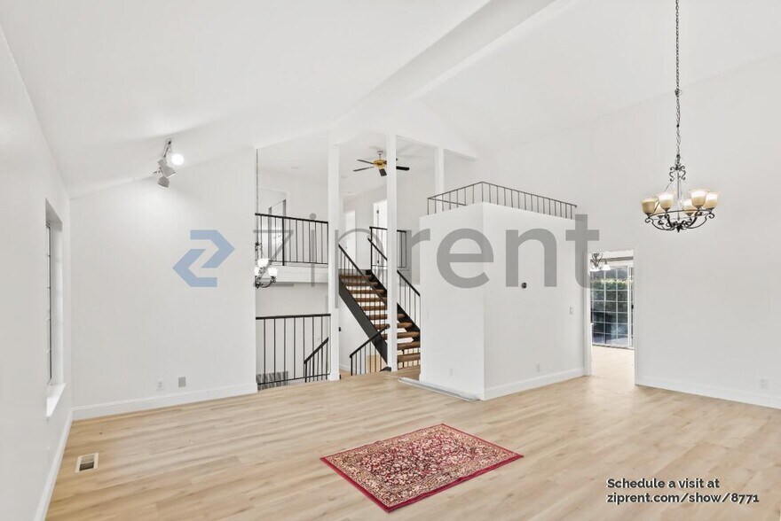 Building Photo - 2025 Park Royal Dr