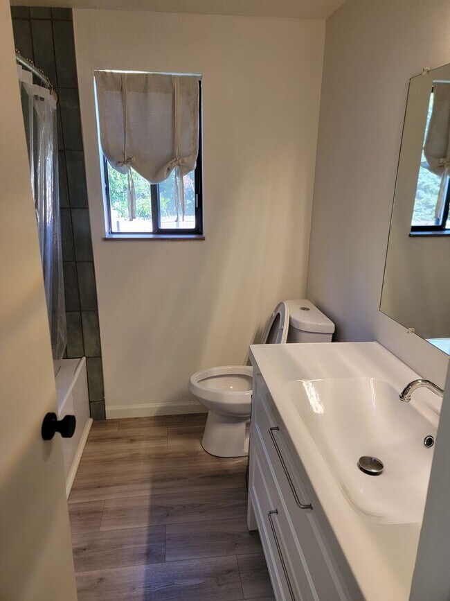 Building Photo - Great update 4-Bedroom Home On The South H...