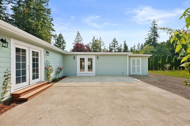 Building Photo - Updated 3-Bedroom Port Orchard Rambler with Covered Porch