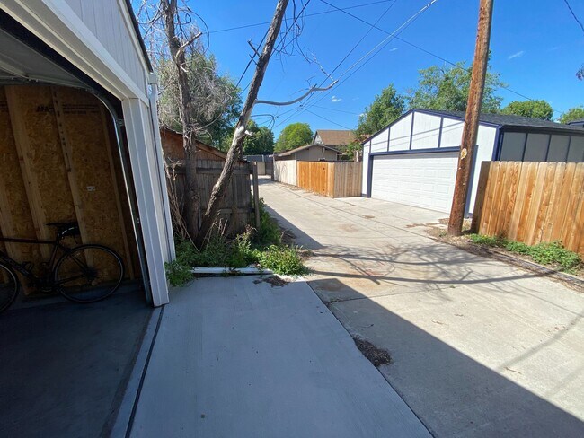 Building Photo - Great Home Close to Downtown - License #20...