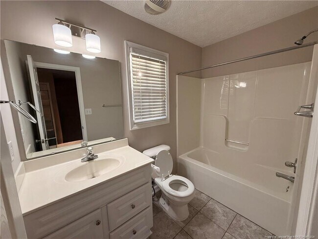 Building Photo - 2402 Larwood Dr