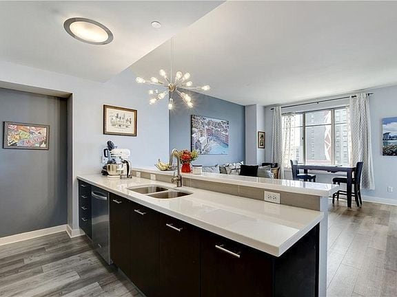 Building Photo - 603 Davis St