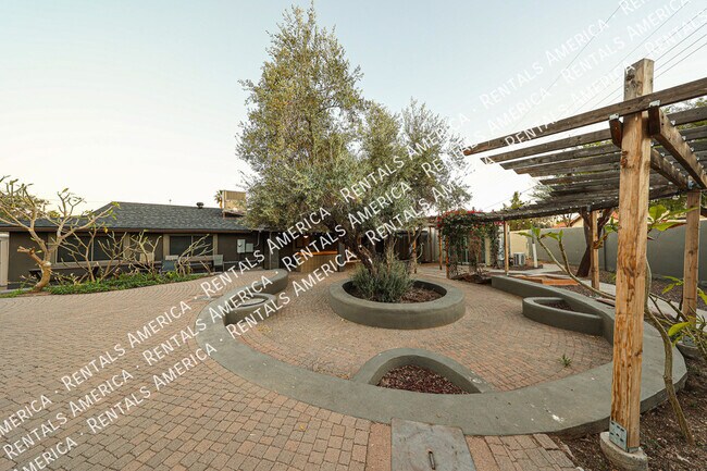 Building Photo - 1424 N Gene Ave