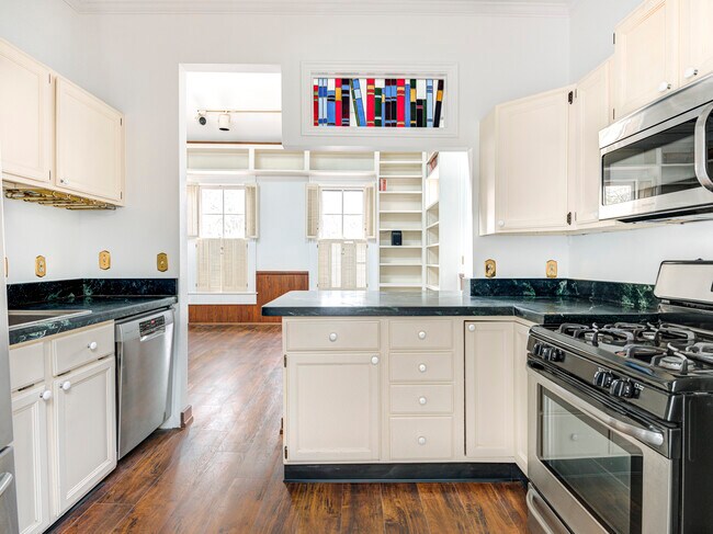 Building Photo - 321 N Park Ave