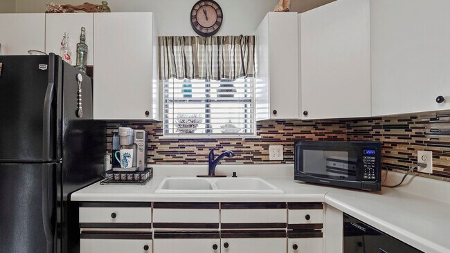 Building Photo - 155 Misty Cove