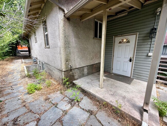 Building Photo - 1424 10th Ave