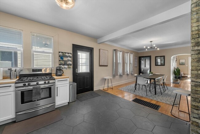 Building Photo - 340 E Clarence St