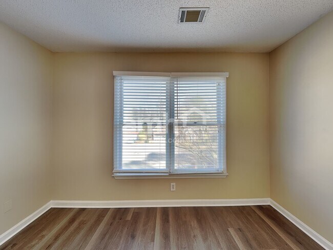 Building Photo - 285 Thornbush Ln