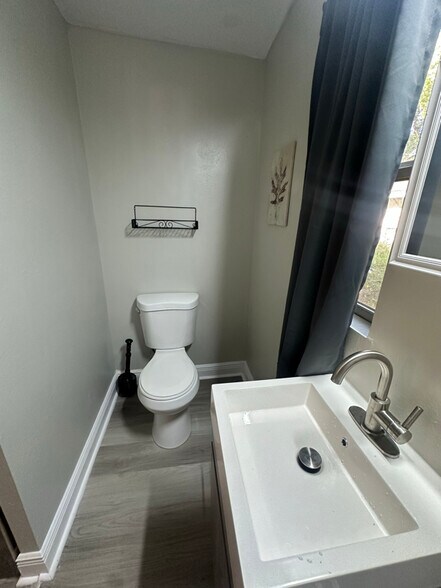 Building Photo - 5819 Hibiscus Rd