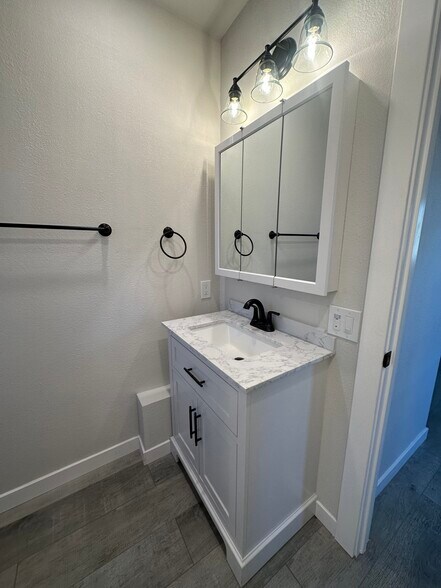 Building Photo - 2038 Bronson Way