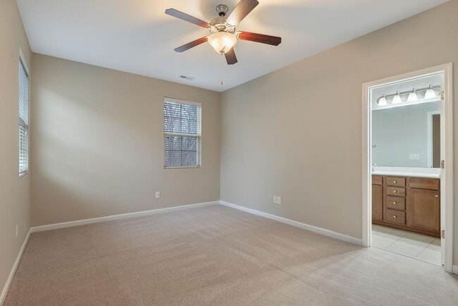 Building Photo - End Unit Townhome Available in Apex!