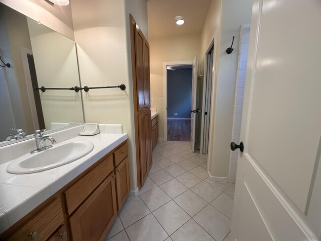 Building Photo - 841 Lawrence Dr