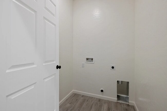 Building Photo - 601 E 10th St