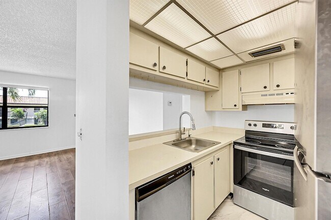 Building Photo - 7226 Golf Colony Ct