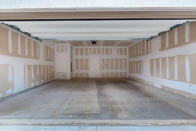 Building Photo - 13800 Lyndhurst St